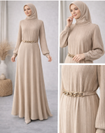 Triko Dokulu Zincir Kemerli Bej Tesettür Elbise